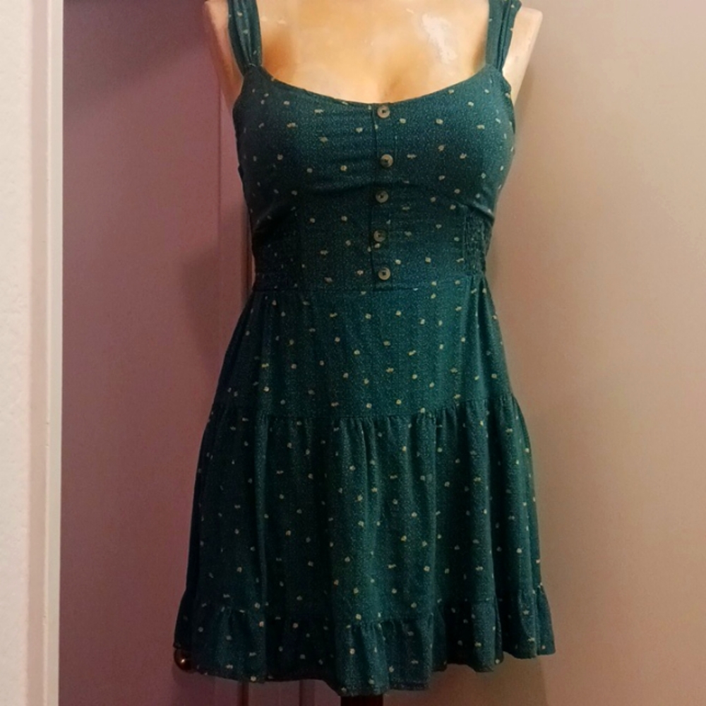 Wild Fable green w yellow flowers sz med